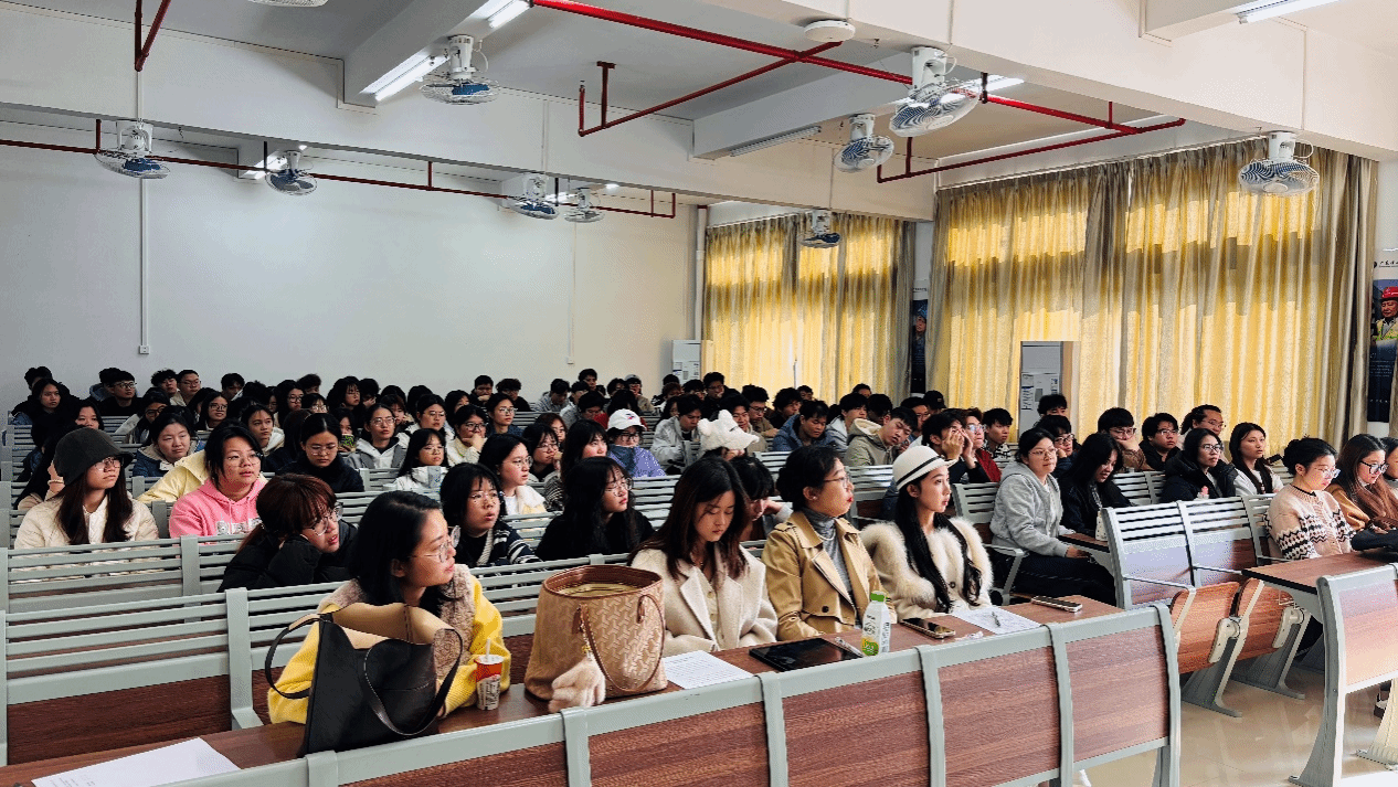 明晰规范 赋能创作——3044永利集团官网顺利举办2023级视觉传达设计专业毕业设计宣讲会